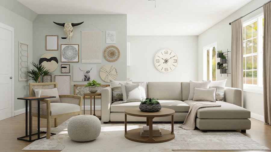 Sala de estar contemporânea com sofá de três lugares em couro caramelo de alta qualidade após reforma, espuma D45 firme, costura francesa, ao lado de poltrona de madeira maciça e mesa lateral — exemplo de projeto de restauração New Home Decorações em São Paulo